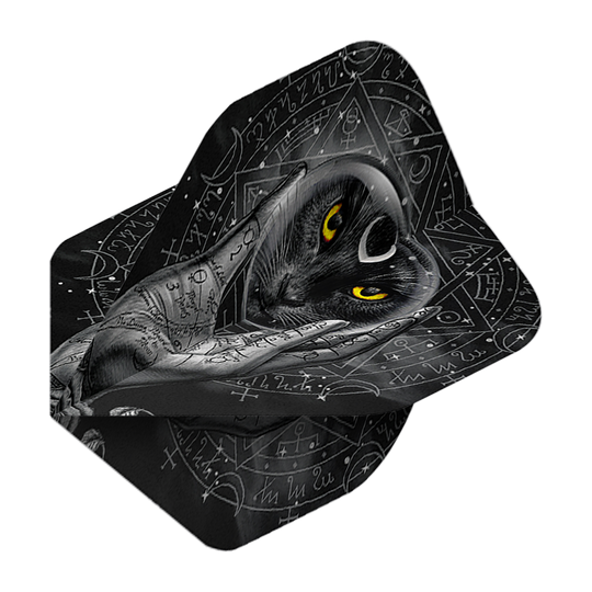 Das Bild zeigt ein Dartflight mit einem schwarzen Katzenmotiv und leuchtend gelben Augen. Im Hintergrund sind mystische Symbole und eine beschriebene Hand zu sehen.