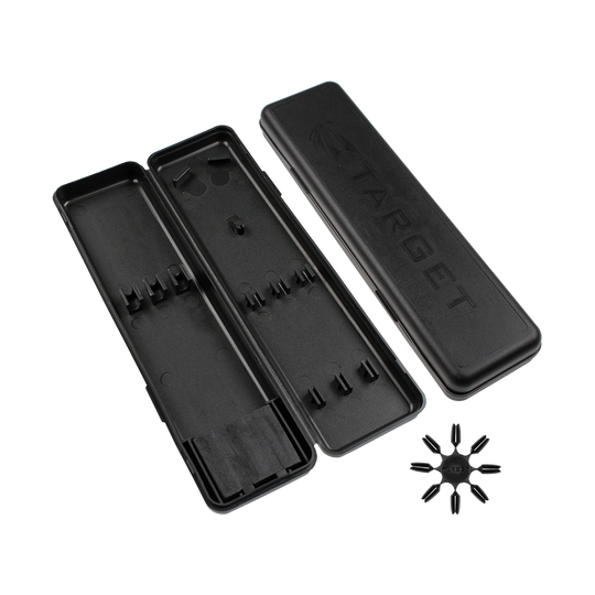 Target_PlastikboxdH4YXACpph7wv Das Bild zeigt ein schwarzes Etui, das geöffnet und leer ist. Daneben liegt ein kleiner schwarzer Halter mit mehreren Spitzen für Softdarts.