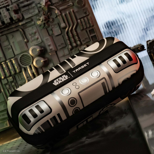 Target Star Wars Boa Dartcase - Stormtrooper Das Bild zeigt das Target Star Wars Boa Dartcase im Stormtrooper-Design. Es ist ein spezialisiertes Etui zur Aufbewahrung von Darts, inspiriert von Star Wars.
