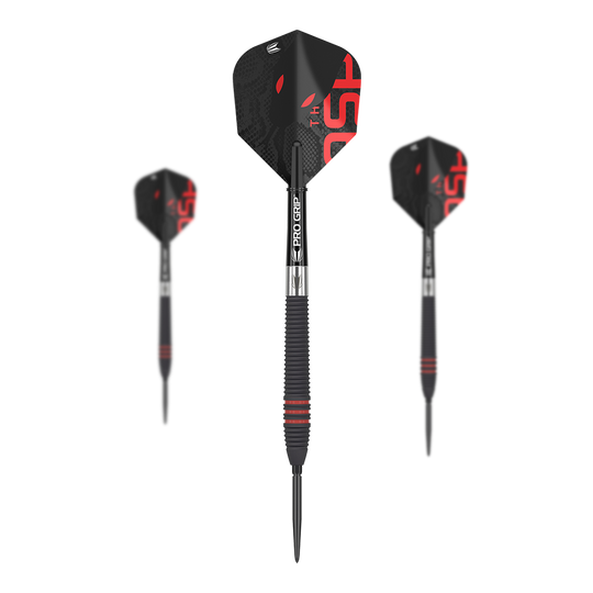 Target Nathan Aspinall Black Swiss Point Steel Darts Das Bild zeigt drei schwarze Steeldarts mit roten Akzenten und der Aufschrift "Pro Grip" auf dem Schaft. Die Flights sind ebenfalls schwarz mit roten Details und geometrischem Design.