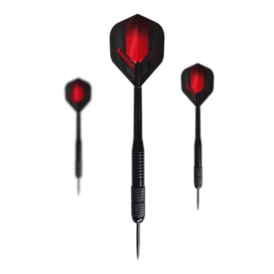 Das Bild zeigt die Karella Black Brass Steeldarts mit einem Gewicht von 21g. Es handelt sich um ein Set schwarzer Steeldarts.