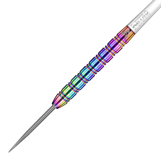RD1478-RedDragon-Peter-Wright-Snakebite-1-Rainbow-Steeldarts-2 Der abgebildete Dart ist ein „Red Dragon Peter Wright Snakebite 1 Rainbow Steeldart“. Er zeichnet sich durch seine auffällige, regenbogenfarbene Oberfläche und ein markantes Rillenmuster aus.