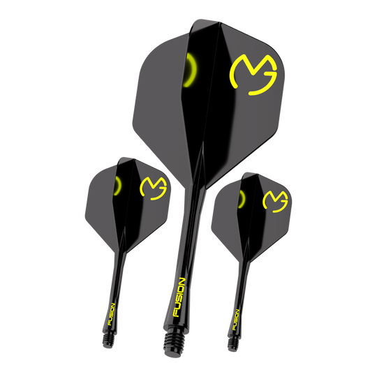 Das Bild zeigt drei schwarze Dartflights mit gelbem "MVG"-Logo und der Aufschrift "FUSION" auf den Schäften. Es handelt sich um das Produkt "Winmau Fusion Flight-Shaft-System Michael Van Gerwen Pacman No2 Standard".