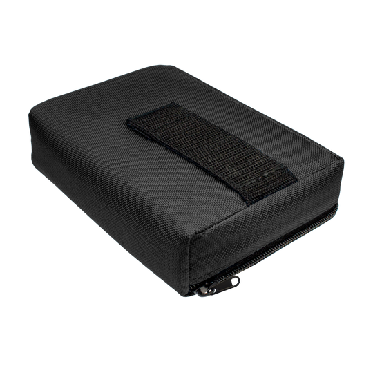 705TP_The_Pak_Dartcase_Schwarz_3 Das Bild zeigt das Produkt "The Pak Dartcase". Es ist ein schwarzes, rechteckiges Etui mit einem Reißverschluss und einer Schlaufe auf der Oberseite.