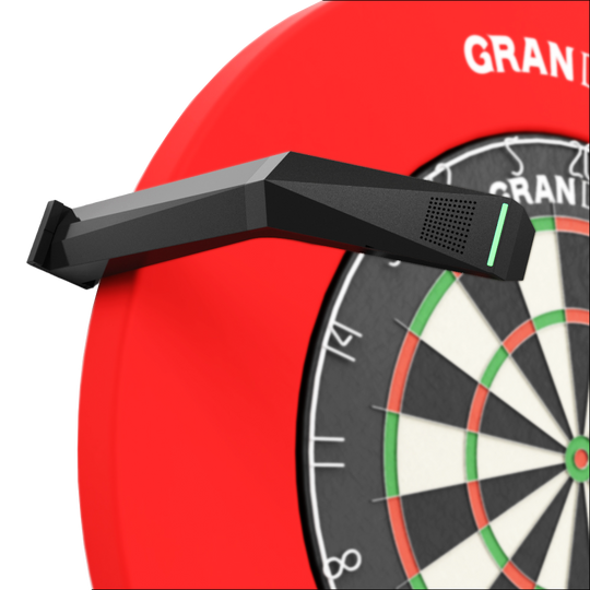 Das Bild zeigt das GranDarts GranEye Steeldart Auto-Scoring-System, das über einem Dartboard installiert ist. Das schwarze Gerät erkennt automatisch die Treffer auf der Dartscheibe und wertet sie aus.