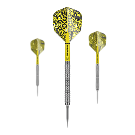 Target Bolide 04 Swiss Point steel darts Das Bild zeigt drei Steeldarts des Modells "Target Bolide 04 Swiss Point" mit gelb-schwarzen Flights. Die Darts haben einen silbernen, geriffelten Schaft und gelbe "Pro Grip" Stiele.