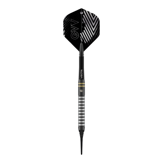 Winmau Gian Van Veen TS soft darts - 18g Winmau Gian Van Veen TS Softdarts mit 18g werden aus der Nähe gezeigt. Ein einzelner Dartpfeil liegt im Fokus des Bildes.