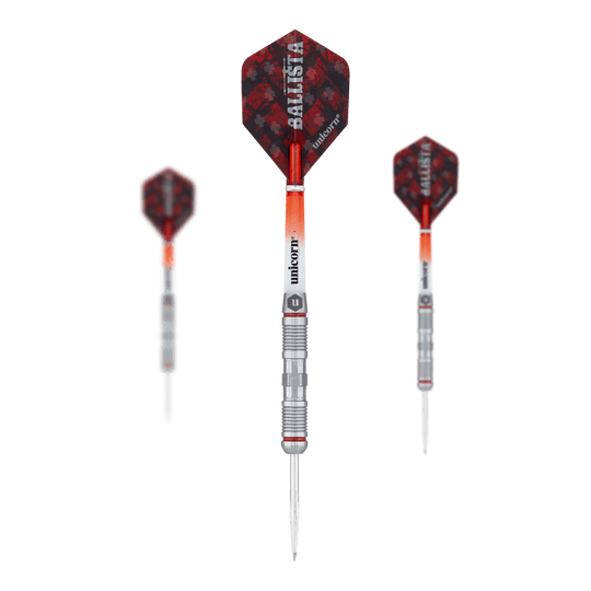 Unicorn Ballista Style 2 steel darts Auf dem Bild sind drei Steeldarts des Produkts "Unicorn Ballista Style 2" zu sehen. Die Darts haben rot-schwarze Flights und silberne Spitzen mit einem gerillten Schaft.