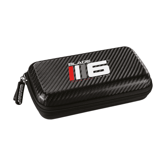 8334_Winmau_Blade6_Dartcase_1 Das Bild zeigt ein schwarzes Dartcase mit der Aufschrift "Blade 6" auf dem Deckel. Das Etui besitzt eine Reißverschlussöffnung und ein modernes Carbon-Design.