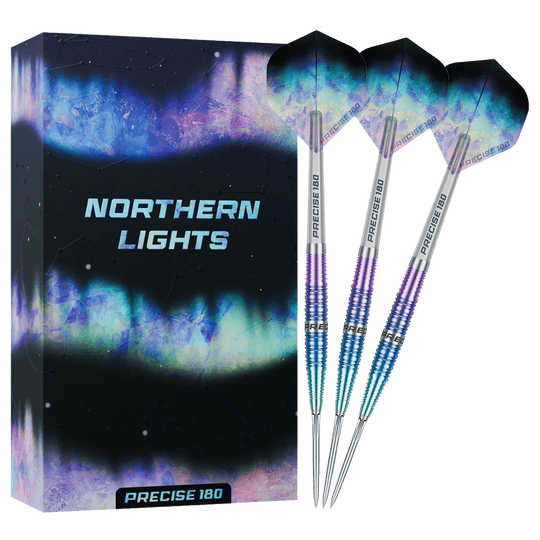 Precise 180 Northern Lights steel darts Hier sind die Precise 180 Northern Lights Steeldarts vollständig zu sehen. Die Darts liegen nebeneinander und zeigen ihre detailreiche Gestaltung.