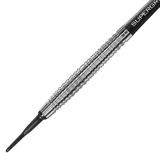 HA33768_Harrows_NX90_Softdarts_2 Auf dem Bild ist ein silberner Softdart mit einem gerillten Griff zu sehen. Die Spitze des Darts ist aus Kunststoff und schwarz gefärbt.