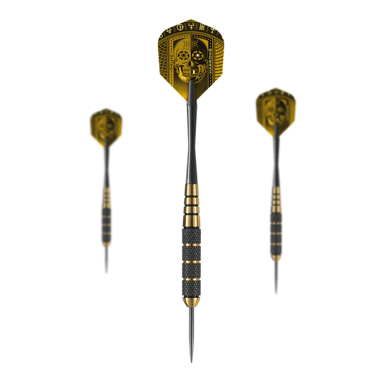Harrows Voodoo Brass Steel Darts Das Bild zeigt drei Harrows Voodoo Brass Steeldarts mit auffälligen schwarzen und goldenen Details. Auf den Flights ist ein Totenkopf-Muster abgebildet.