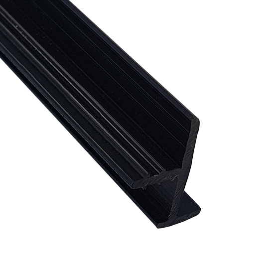 GMD2_L-wen_Dart_Ersatzteil_T-Molding_Ring_2 Das Bild zeigt ein schwarzes T-Molding-Profil, das als Ersatzteil verwendet wird. Es handelt sich um das Original Ersatzteil "Löwen Dart T-Molding Ring".