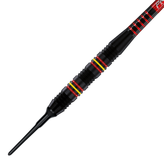2236_Winmau_Outrage_V2_Black_Coated_Softdarts_2 Das Bild zeigt einen Winmau Outrage V2 Black Coated Brass Softdart mit einem Gewicht von 18g. Der Dart ist schwarz beschichtet und hat rote und gelbe Akzentringe auf dem Griffstück.