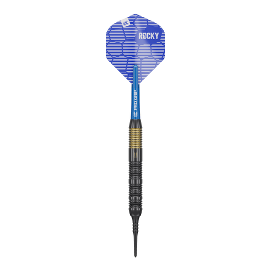 Target Josh Rock Brass Soft Darts - 18g Das Bild zeigt einen Target Josh Rock Brass Softdart mit einem Gewicht von 18g. Der Dart hat eine blaue Flight mit der Aufschrift "ROCKY" und einen messingfarbenen Griffbereich.