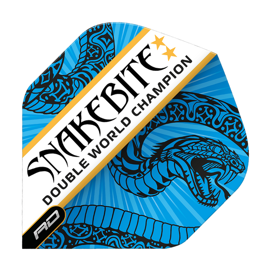 TF6705_Red_Dragon_Hardcore_Snakebite_Double_World_Champion_BlueWhite_Standard_Flights_12TKmzEYUjd8LQ Das Bild zeigt ein blau-weißes Dart-Flight mit dem Schriftzug „Snakebite Double World Champion“. Es ist verziert mit einem stilisierten Schlangenmotiv und goldenen Sternen.