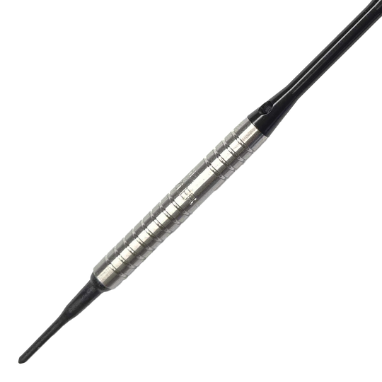 McDart 85 Tungsten V16 soft darts - 16.5g Das Bild zeigt einen McDart 85er Tungsten V16 Softdart mit einem Gewicht von 16,5 Gramm. Der Dartpfeil hat einen silbernen, geriffelten Schaft und eine schwarze Spitze.