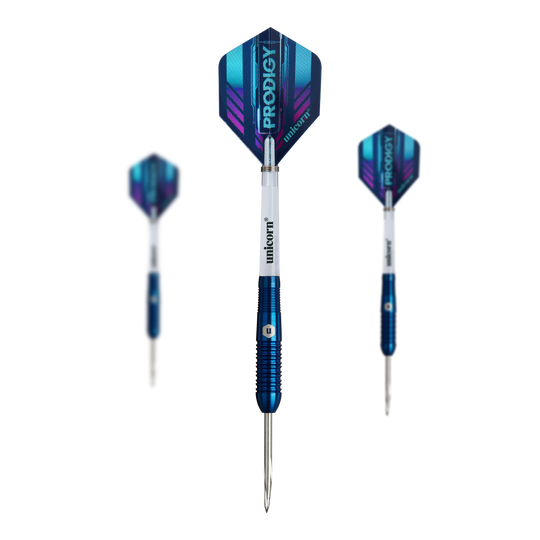 Das Bild zeigt drei "Unicorn Prodigy 02 Torpedo Steeldarts" mit blauen Flights und silber-blauen Schäften. Die Pfeile sind scharf und für das Steeldartspiel geeignet.