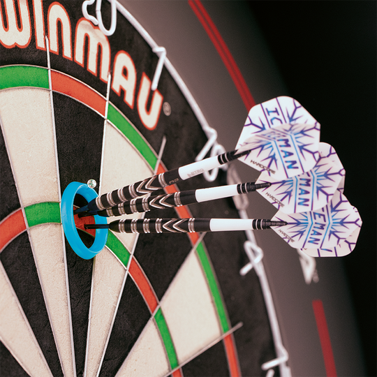 X0610_Red_Dragon_Gerwyn_Price_Practice_Rings_4 Das Bild zeigt das Produkt "Red Dragon Gerwyn Price Practice Rings" auf einer Dartscheibe. Drei Darts stecken im Bullseye, das von einem blauen Übungsring umgeben ist.