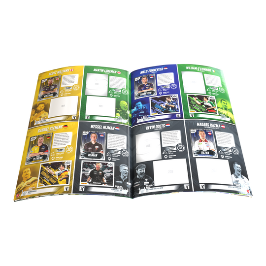 Das Bild zeigt das Panini PDC World Darts Championship 2025/26 - Official Sticker Hardcover Sammelalbum. Es ist ideal zum Sammeln und Aufbewahren von Dart-Stickern.