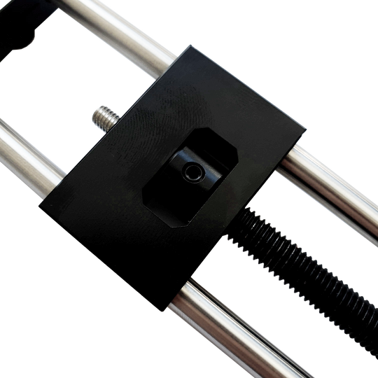 McDart Repointer Pro Das Bild zeigt das Produkt "McDart Repointer Pro" mit einer Nahaufnahme des Mechanismus. Zu sehen sind zwei Metallstangen und ein schwarzes Gehäuse mit einer Schraube in der Mitte.