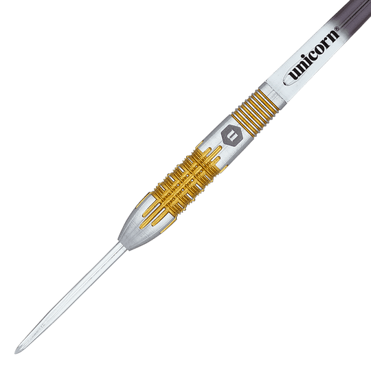 27706_Unicorn_Pro-Tech_Style1_Steeldarts_2 Das Bild zeigt einen silbernen Steeldartpfeil mit goldenen Rillen. Auf dem Schaft steht das Wort "unicorn".