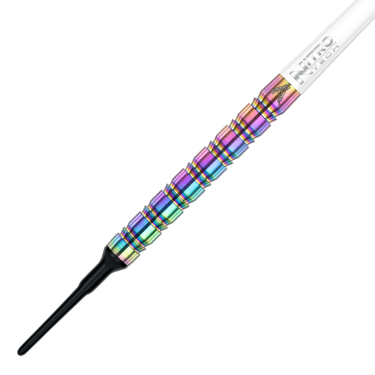 RD1571_Red_Dragon_Peter_Wright_Snakebite_1_Rainbow_Softdarts_2 Das Bild zeigt einen bunten Softdart mit Regenbogeneffekt aus der Serie "Red Dragon Peter Wright Snakebite 1." Der Dart wiegt 18 Gramm und hat eine weiße und schwarze Spitze sowie einen auffälligen, geriffelten Griff.