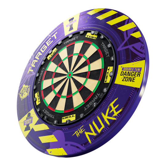 Target Luke Littler World Champion 2025 Surround Goal Steel Dartboard Bundle Das Bild zeigt das Produkt „Target Luke Littler World Champion 2025 Surround Tor Steeldartboard Bundle“. Die Dartscheibe ist von einem auffälligen lila und gelben Surround mit Texten wie „DANGER ZONE“ und „THE NUKE“ umgeben.