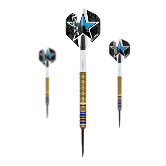 Auf dem Bild sind drei Winmau Ryan Branley Steeldarts mit einem Gewicht von 23g zu sehen. Die Darts haben goldene Griffe und auffällige Flights mit einem blauen Stern-Design.