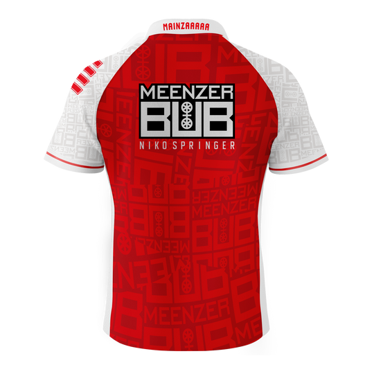 Das Bild zeigt ein Dartshirt mit der Aufschrift "Meenzer Bub Nikospringer" auf dem Rücken. Das Shirt ist überwiegend rot mit weißen Ärmeln und auffälligen Mustern.