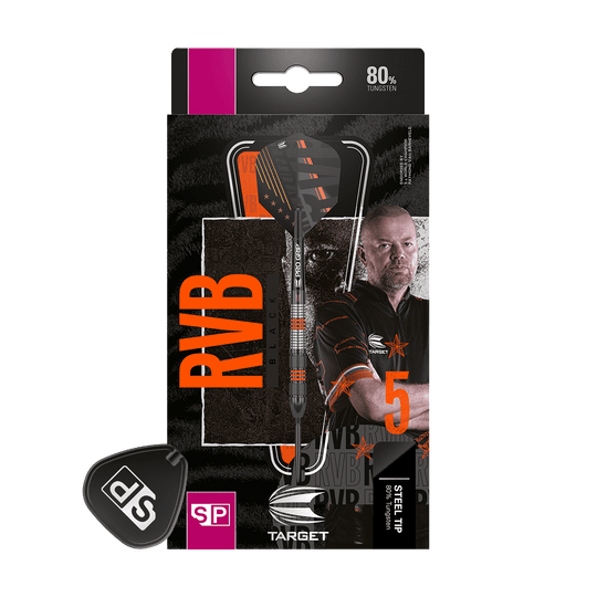 190212_Target_Raymond_Van_Barneveld_80_Black_Swiss_Point_Steeldarts_3 Auf der Verpackung ist ein Steeldart-Set mit schwarzem Design und orangenen Akzenten abgebildet. Rechts sieht man einen Mann in einem schwarzen Hemd, daneben steht groß "RVB".