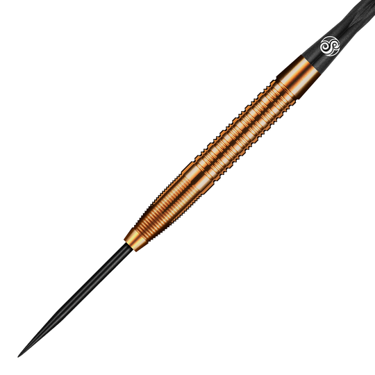 Shot Pro Series Jake Womack Steel Darts - 23g Das Bild zeigt einen Shot Pro Series Jake Womack Steeldart mit einem Gewicht von 23g. Der Dartpfeil hat ein auffälliges, bronzefarbenes Design mit feinen Rillen am Griff.