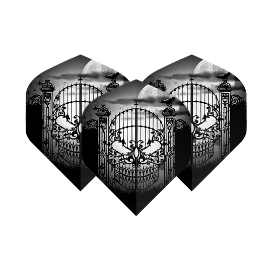 Alchemy Abandon All Hope No2 Standard Flights Das Bild zeigt drei schwarze Dart-Flights mit einem detailreichen, gotischen Tor-Design in Form eines Totenschädels. Im Hintergrund sind ein Vollmond und fliegende Raben zu sehen.
