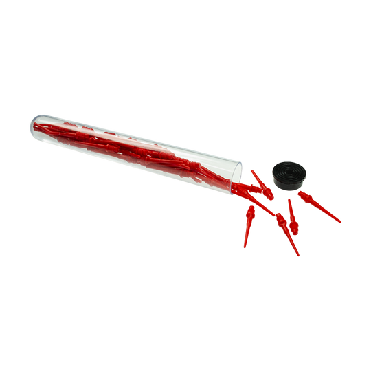 625_Spitzenr-hrchen_2_Transparent Auf dem Bild ist ein durchsichtiges Röhrchen mit mehreren roten Spitzenröhrchen zu sehen. Einige der Spitzenröhrchen liegen außerhalb des Röhrchens neben einem schwarzen Verschlussdeckel.