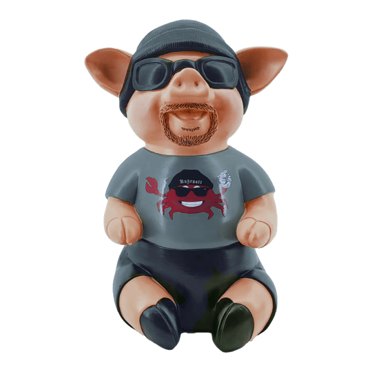 Markus Krebs Phrase Pig Das Bild zeigt ein Schweinchen mit Sonnenbrille, Mütze und Bart. Es trägt ein T-Shirt mit einem lustigen Aufdruck und repräsentiert das Produkt "Markus Krebs Phrasenschwein".