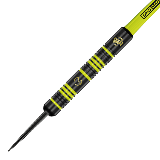 1233_Winmau_Michael_Van_Gerwen_MvG_Ambition_Steeldarts_2 Das Bild zeigt einen Winmau Michael Van Gerwen MvG Ambition Steeldart. Der Dart ist überwiegend schwarz mit gelben Akzenten und Gravuren.