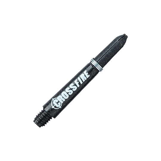 Das Bild zeigt einen RedDragon Crossfire Carbon Fibre Shaft. Der Schaft ist schwarz mit weißer Aufschrift und hat silberne Ringe.