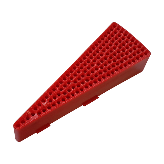 GRN0149_Granboard_132_Ersatzfelder_Single_Innen_Rot_2 Das Bild zeigt ein rotes, keilförmiges Ersatzfeld für ein Granboard 132. Die Oberfläche hat viele kleine Löcher, die typisch für ein Dartboard-Segment sind.
