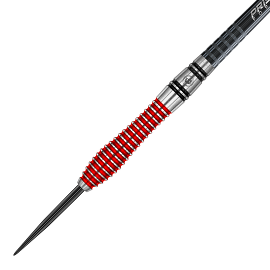 1436_Winmau_Dennis_Priestley_Special_Edition_2019_Steeldarts_2 Auf dem Bild ist ein Winmau Dennis Priestley Special Edition Steeldart zu sehen. Der Dart hat ein silbernes Barrel mit auffälligen roten Rillen.