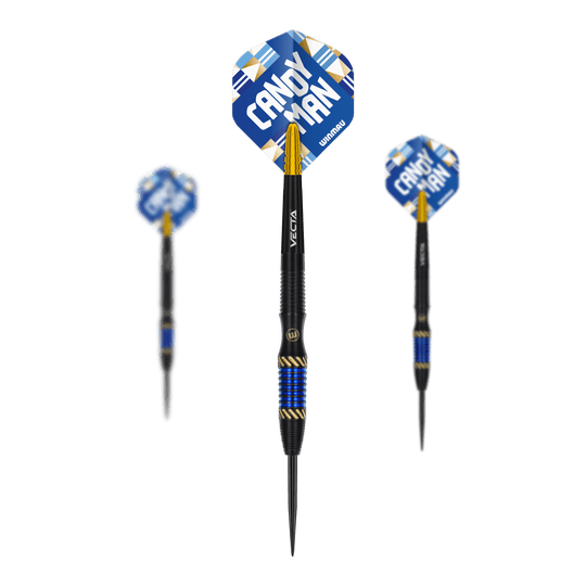 Winmau Rashad Sweeting Steeldarts - 24g Das Bild zeigt drei Steeldarts des Modells "Winmau Rashad Sweeting - 24g". Die Flights sind blau mit der Aufschrift "CANDY MAN" und die Darts haben gold-blaue Akzente.