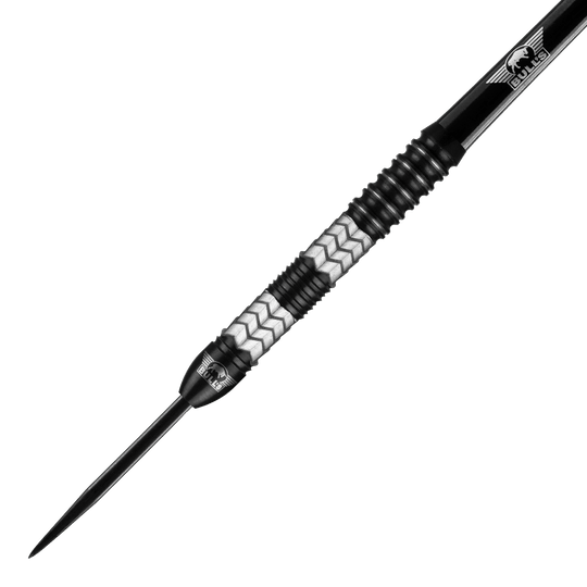Bulls NL Luna Triton steel darts Das Bild zeigt einen Bulls NL Luna Triton Steeldart. Der Dart hat ein silbernes und schwarzes Design mit einem gezackten Muster am Griff.