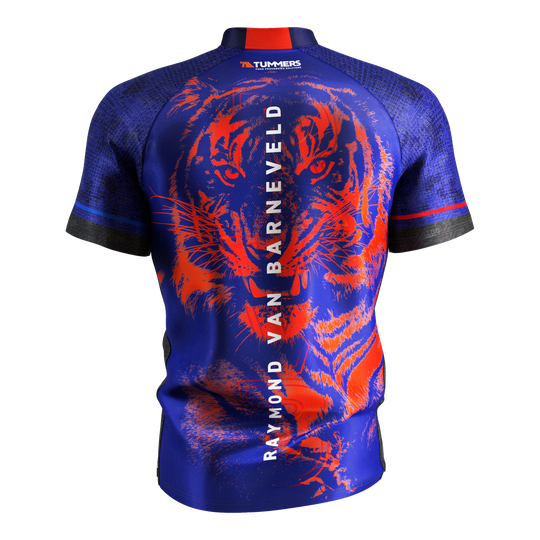 Target Coolplay Raymond Van Barneveld 2025 dart shirt Das Bild zeigt das Target Coolplay Raymond Van Barneveld 2025 Dartshirt von hinten. Auf dem blauen Shirt ist ein auffälliger roter Tiger sowie der Name "Raymond Van Barneveld" vertikal zu sehen.