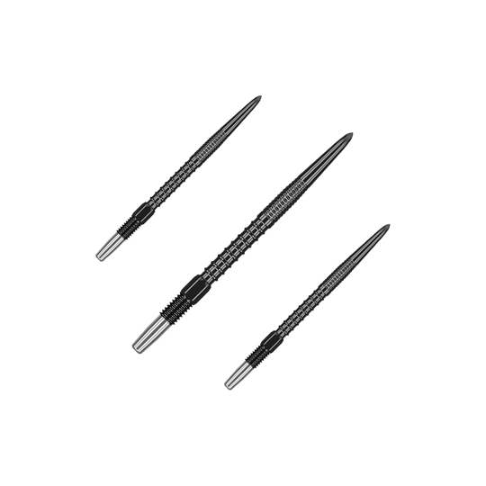Target Swiss Firepoint Black dart tips Auf dem Bild sind drei schwarze Dartspitzen zu sehen. Sie sind länglich, metallisch und haben ein geriffeltes Design.