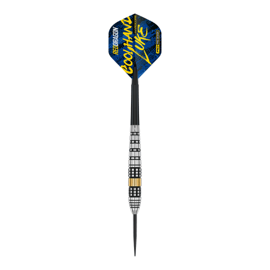 Red Dragon Luke Humphries Brass Steel Darts - 21 g Red Dragon Luke Humphries Brass Steeldarts - 21 g ist ein Steeldart-Set mit Messing-Barrels. Das Bild zeigt den Dartpfeil aus der Nahaufnahme.