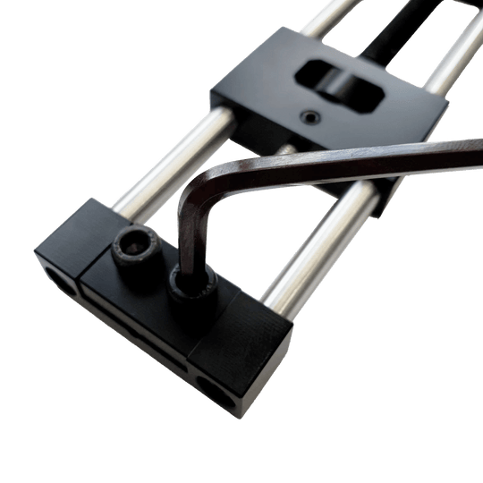 McDart Repointer Pro Das Bild zeigt das Produkt "McDart Repointer Pro". Es handelt sich um ein Werkzeug mit Metallstangen und einem Inbusschlüssel zur Einstellung oder Reparatur von Darts.