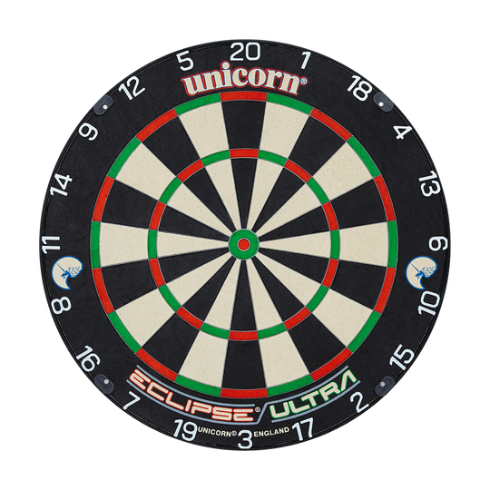 Unicorn Eclipse Ultra steel dartboard Das Bild zeigt eine Steeldart-Scheibe mit dem Namen "Unicorn Eclipse Ultra". Die Scheibe hat farbige Markierungen in Schwarz, Weiß, Rot und Grün sowie deutlich sichtbare Zahlen.