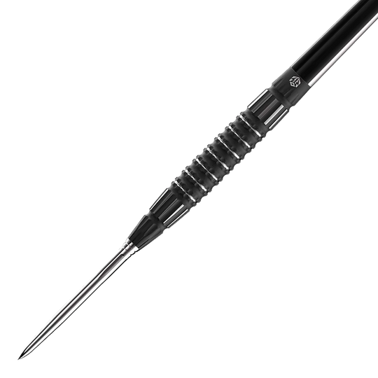 Das Bild zeigt einen Caliburn Sword S3 Steeldart mit einem Gewicht von 23 g. Der Dartpfeil hat ein schlankes, schwarzes Design mit einer geriffelten Griffzone.