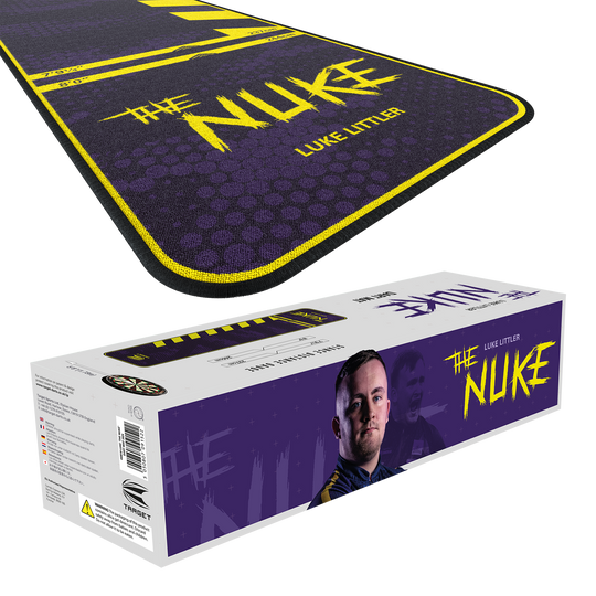 Target Luke Littler The Nuke dart mat Das Bild zeigt den "Target Luke Littler The Nuke Dartteppich" in lila Farbe mit gelben Akzenten. Auf der Verpackung ist ein Bild von Luke Littler sowie der Produktname zu sehen.