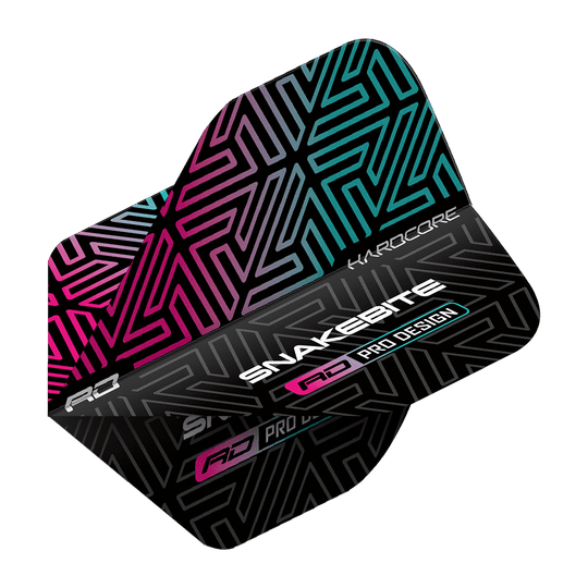 TF6822_Red_Dragon_Hardcore_Peter_Wright_Snakebite_Black-Rainbow_Standard_Flights_2XJFX2bnjsj5Jb Das Bild zeigt ein Dartflight mit einem auffälligen, bunten Muster in Schwarz, Pink und Türkis. Auf dem Flight stehen die Wörter "Hardcore", "Snakebite" und "Pro Design".