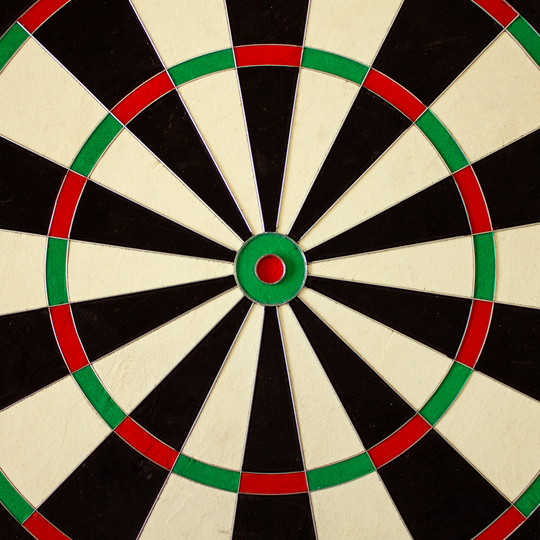 79900_Unicorn_Eclipse_Ultra_Steeldartboard_3gfPX7uCLnELDR Dies ist ein Bild des Unicorn Eclipse Ultra Steeldartboards. Die Dartscheibe zeigt deutliche schwarz-weiße Segmente mit roten und grünen Ringen.